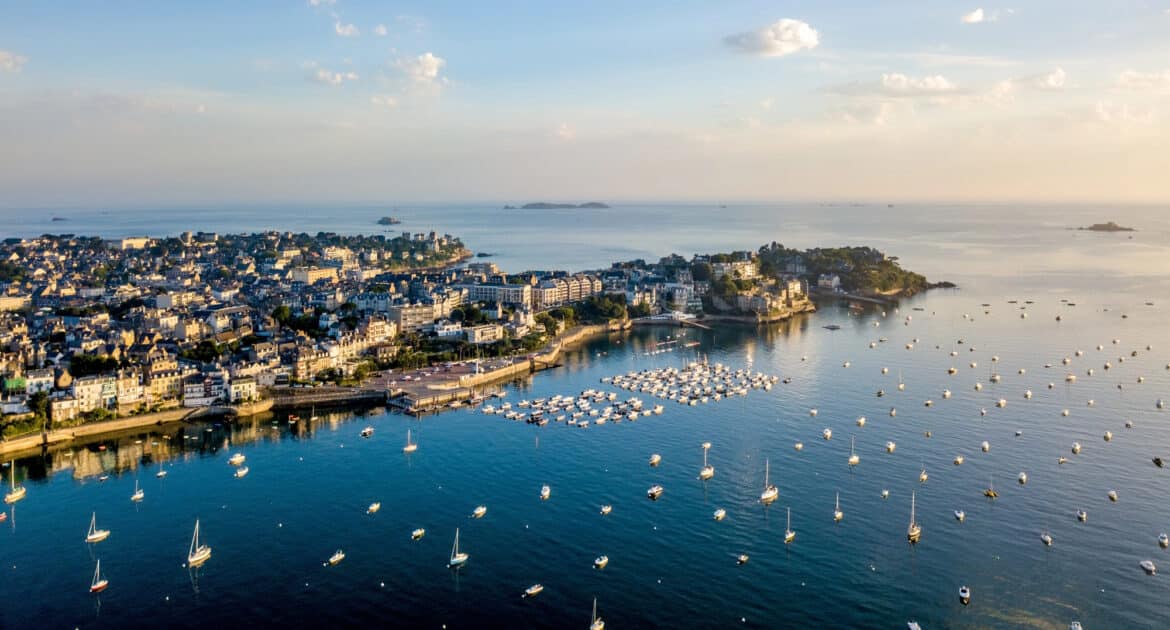 Bretagne ou Côte d’Azur ? Découvrez l’inattendue « Promenade du Clair de Lune », souvent comparée au littoral de Nice dinard