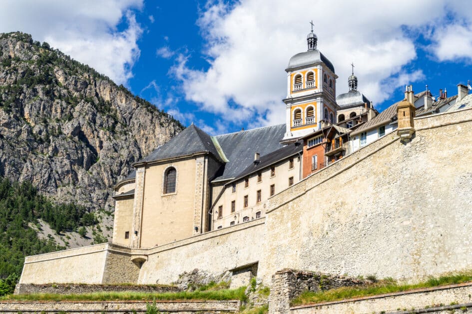 Transports, sécurité, loisirs… Cette étude sur la qualité de vie révèle le « top du top » des villes où s’installer en Provence-Alpes-Côte d’Azur Briançon