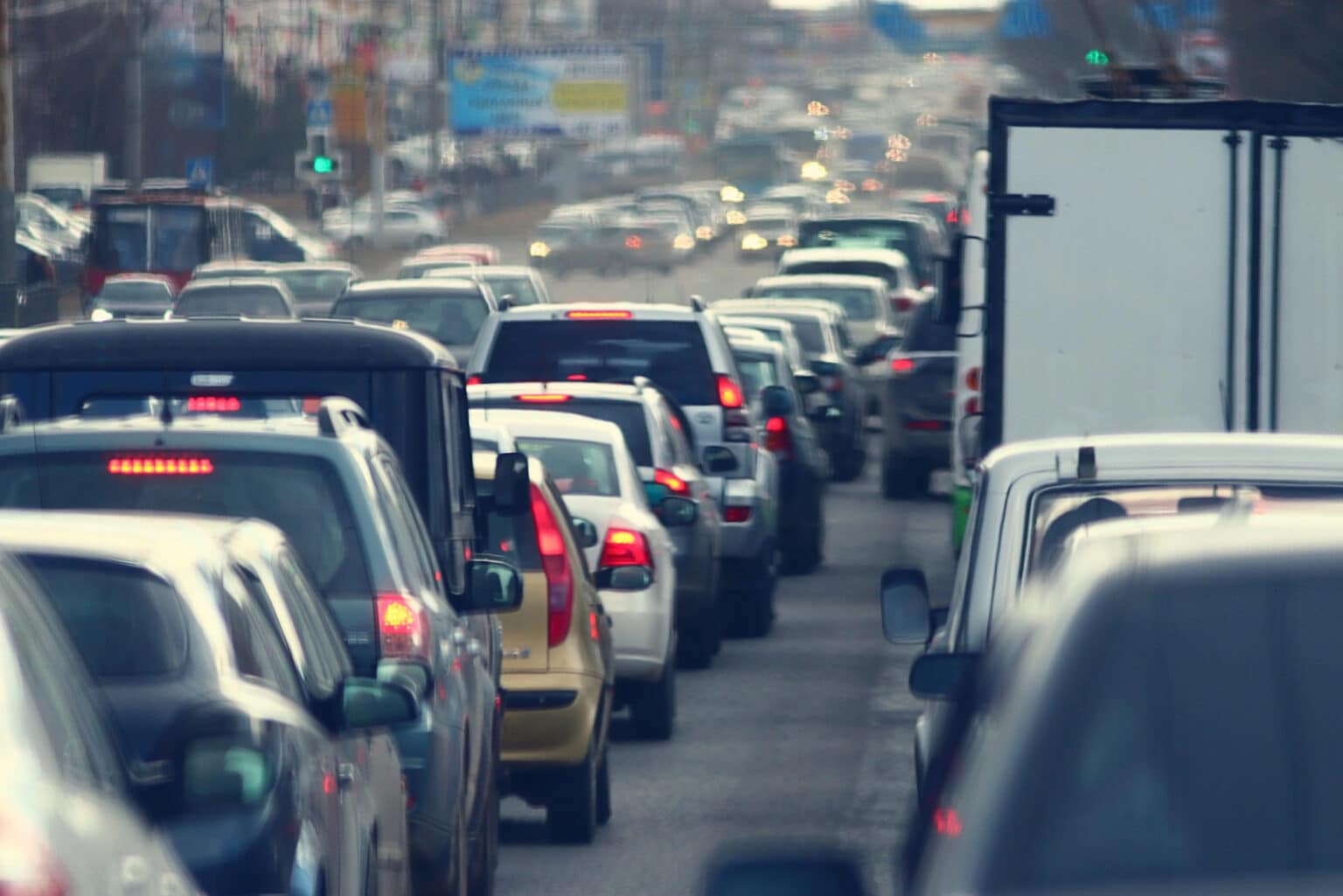 Asthme, AVC, cancer : comment la pollution de l’air menace votre santé sans que vous le sachiez Embouteillages
