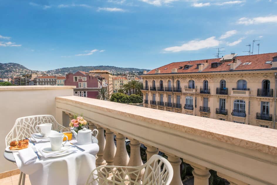 À Nice, une nouvelle récompense distingue les quelques hôtels qui incarnent réellement l’art de vivre sur la Côte d’Azur : voici les 9 premiers primés Exclusive Double balcony 1