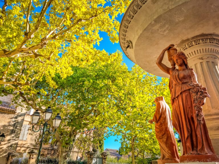 En région Provence-Alpes-Côte d’Azur : découvrez ce village authentique au cœur des Alpilles, entre huiles d’olive et traditions provençales maussane