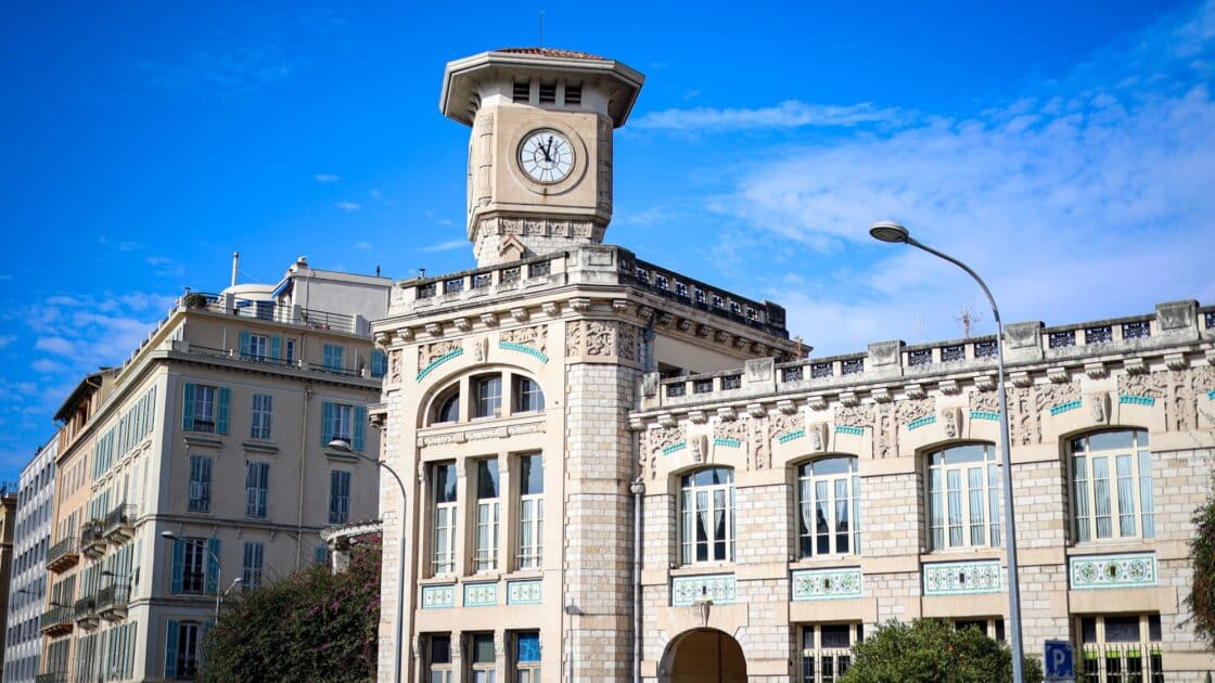 Petits palais, église, monuments... Les façades de ce quartier de Nice sont exceptionnelles, suivez le guide : "toute l'élégance du patrimoine niçois" 3 4 3