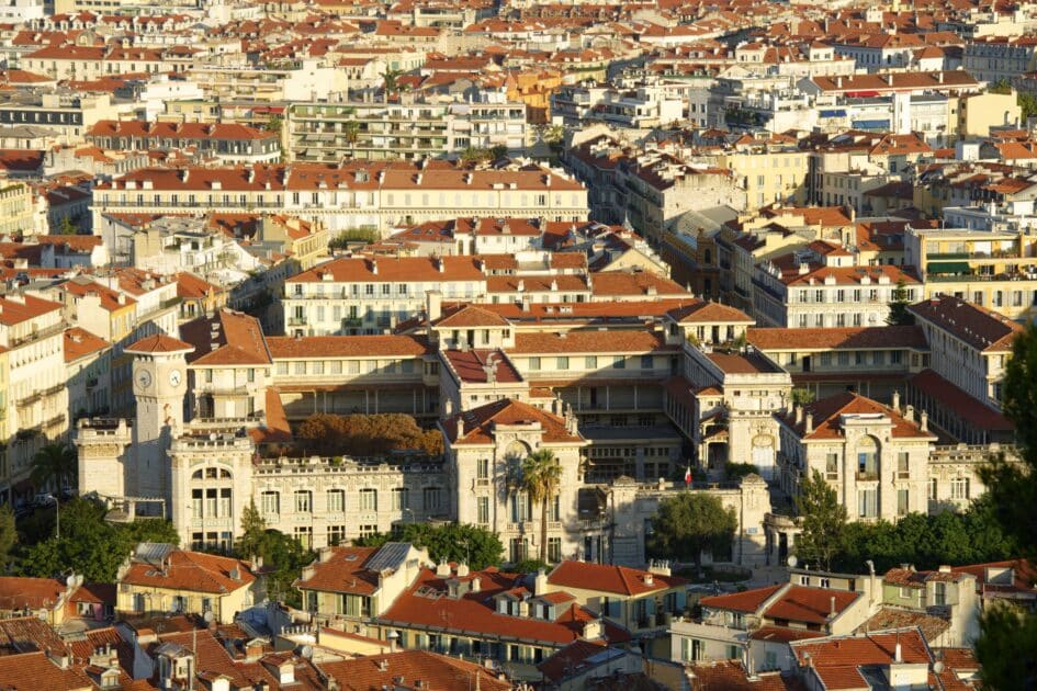Petits palais, église, monuments… Les façades de ce quartier de Nice sont exceptionnelles, suivez le guide : « toute l’élégance du patrimoine niçois » Nice Lycée Masséna et quartier du Voeu