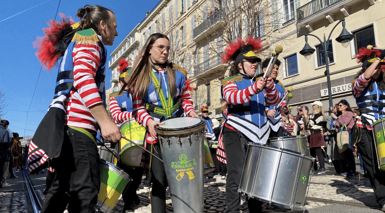 Nouveauté, une grande parade gratuite avant le retour du Carnaval de Nice : qu’en ont pensé les Niçois ? On a fêté le passage des troupes avec eux Capture decran 2025 02 17 a 13.48.58