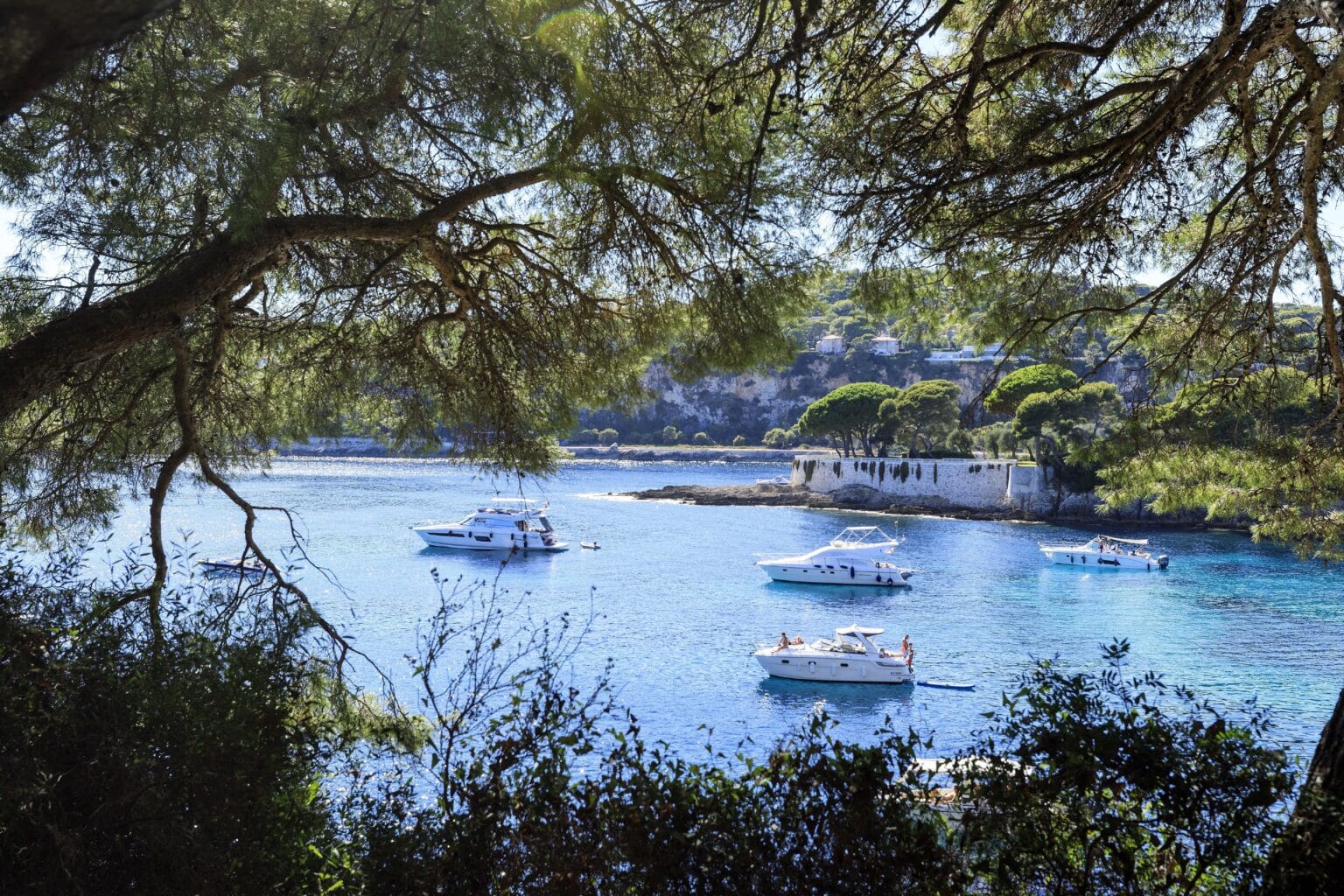 Ce chemin du littoral tout près de Nice est idéal pour une balade toute l’année, entre pinède ombragée, embruns marins et panoramas sur la côte Promenade des Fossettes