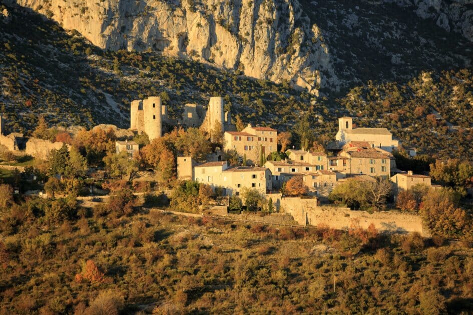Vestiges médiévaux, nature préservée et panoramas grandioses : en Provence-Alpes-Côte d’Azur, ce village du Var se découvre à… 1km d’altitude Bargeme