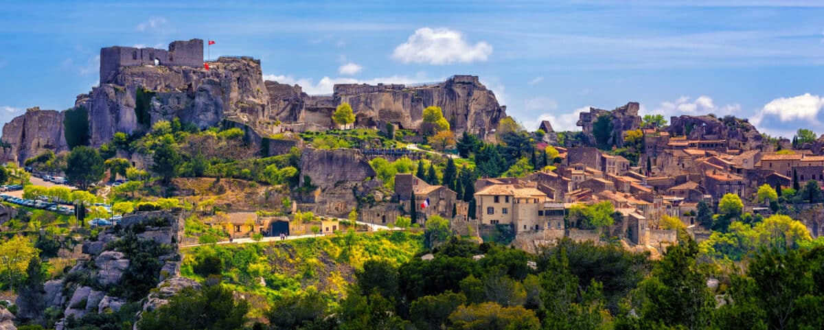 En Provence-Alpes-Côte d’Azur, une forteresse médiévale domine ce village de caractère qui attire plus d’un million et demi de curieux chaque année Baux Provence