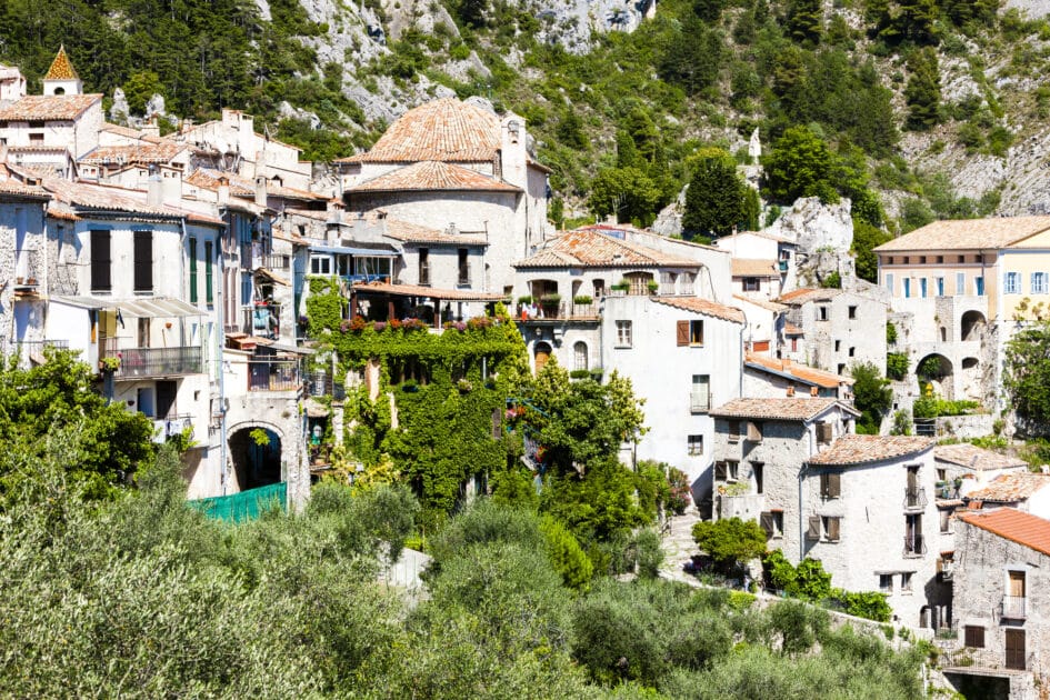 Ruelles, chemins de randonnée… En Provence-Alpes-Côte d’Azur, ce village authentique à 630 mètres d’altitude se découvre non loin de Nice Peille
