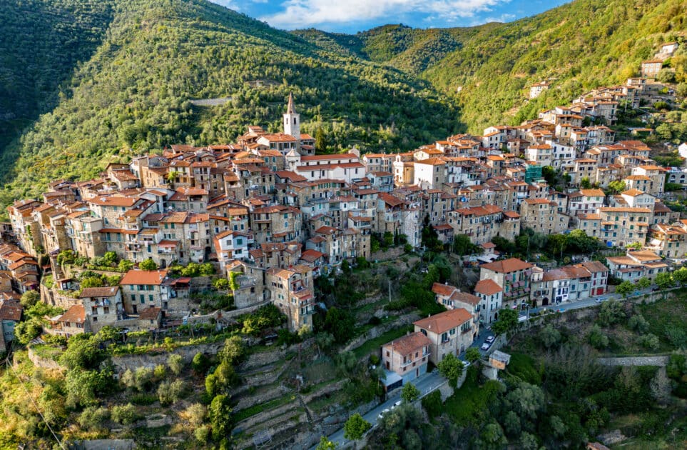 Escapade inoubliable à 1h de Nice : l’un des plus splendides villages de Ligurie charme ses visiteurs par ses paysages et sa gastronomie Apricale