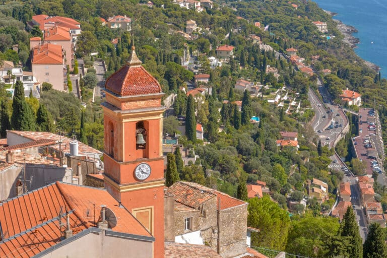 Autour de Nice. Printemps et jours fériés : besoin d’évasion et de nature ? Ces deux villages des Alpes-Maritimes sont parfaits pour une balade ressourçante belle vue aérienne de Roquebrune-Cap-Martin
