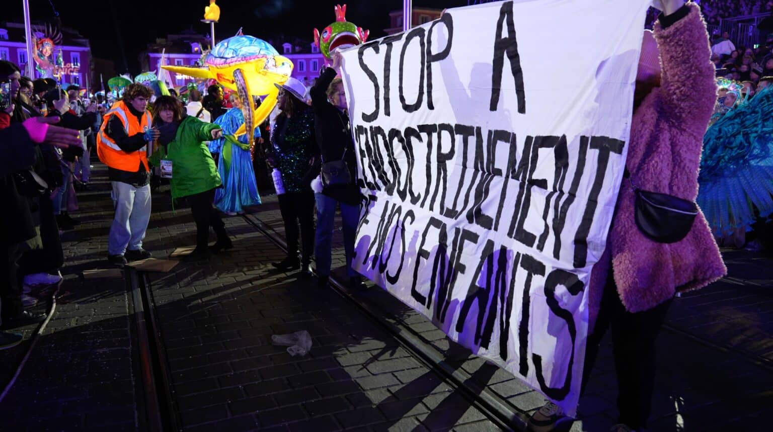 Court incident au carnaval gay de Nice, avec le déploiement d’une banderole d’un collectif identitaire qui évoque un « endoctrinement des enfants » WhatsApp Image 2025 03 01 at 00.30.02