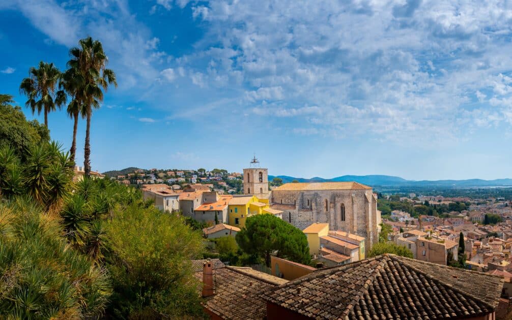 En Provence-Alpes-Côte d’Azur, plein zoom sur la perle ensoleillée du Var : plages sublimes, patrimoine médiéval et îles paradisiaques hyeres