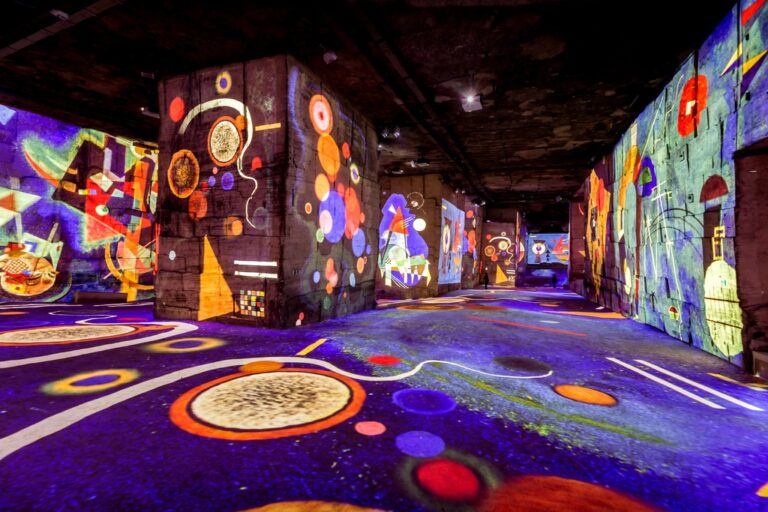 Balades en Provence-Alpes-Côte d’Azur : voici notre top 3 des sites spectaculaires à ne pas manquer, entre nature à couper le souffle, histoire captivante et activités en famille kandinsky carrieres lumieres