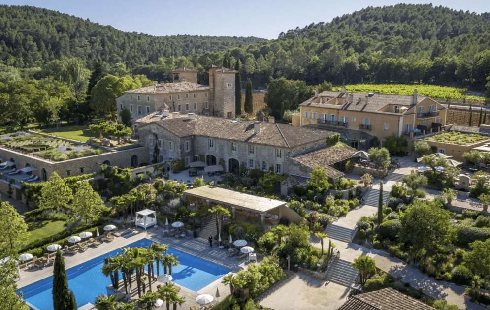 Entre patrimoine romain, vins primés et… déboires juridiques : ce château de Provence-Alpes-Côte d’Azur est un incontournable du tourisme varois Capture decran 2025 04 11 a 00.25.56