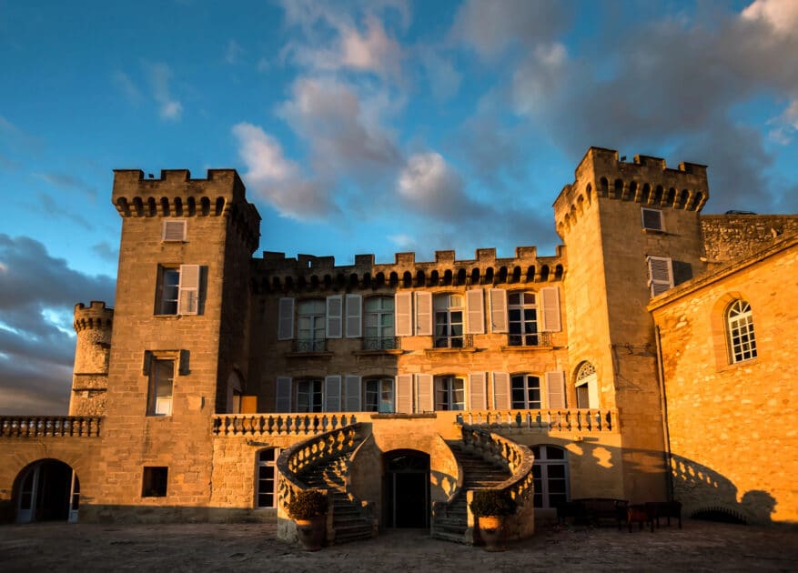 Château fort et show grandiose : cette petite forteresse de Provence-Alpes-Côte d’Azur à découvrir en famille sans attendre Chateau de la Barben