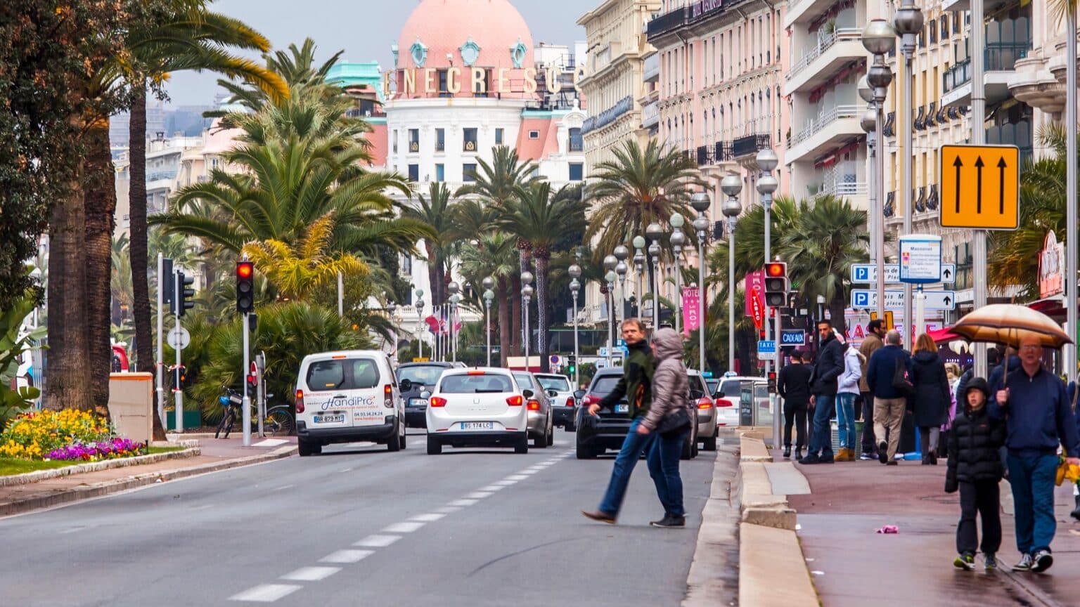 Véhicules réduits de moitié, violences routières, livraisons, radars… À Nice, la circulation a bien changé sur la Promenade des Anglais Nice Promenade des Anglais