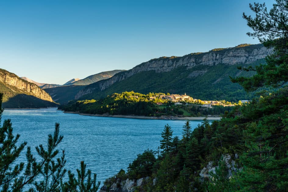 En Provence-Alpes-Côte d’Azur, une pépite du Verdon entre baignade, nature et villages authentiques pour votre séjour en famille Lac de Castillon 2