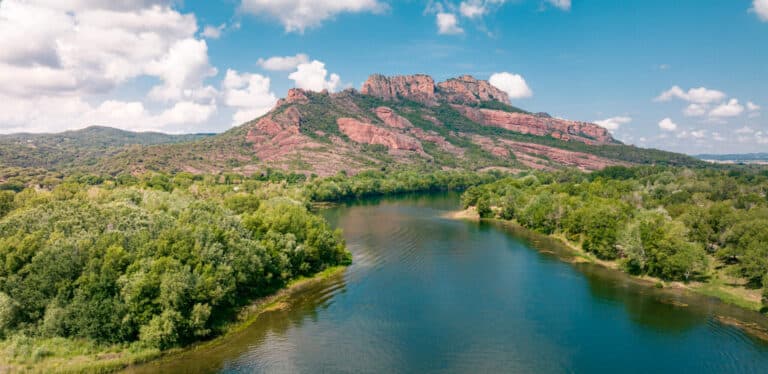 Une balade bucolique en Provence-Alpes-Côte d’Azur: le long de ce fleuve, marchez au fil de l’eau avec un itinéraire secret pour ralentir le monde VUE ROCHER scaled 1