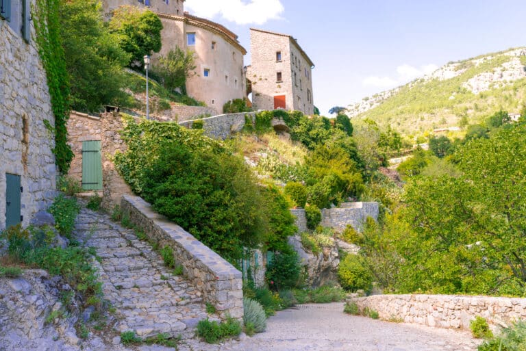 En Provence-Alpes-Côte d’Azur, plein zoom sur ce petit village perché au pied du Mont Ventoux, entre histoire médiévale et artisanat local brantes vaucluse