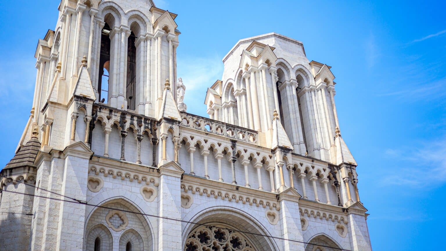 Enfoncée dans le sol, cette splendide basilique de Nice ne devait pas tout à fait ressembler à ça ! Les anecdotes méconnues de Notre-Dame 1 11