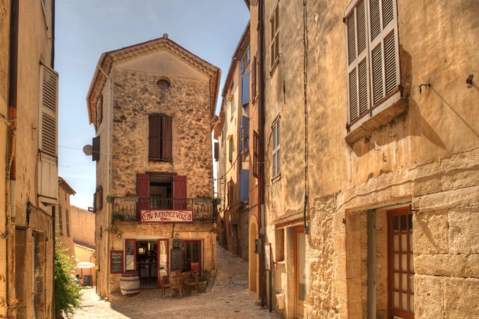 Ce village perché du Var, à une heure de la Côte d’Azur, séduit par ses ruelles anciennes, son château féodal et son atmosphère typiquement provençale Callian
