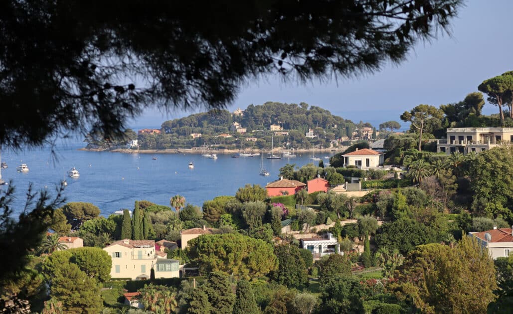 Autour de Nice, dans le Var… Quelles stars françaises et américaines ont acheté leurs villas ou domaines en Provence-Alpes-Côte d’Azur ? Villa Côte d'Azur