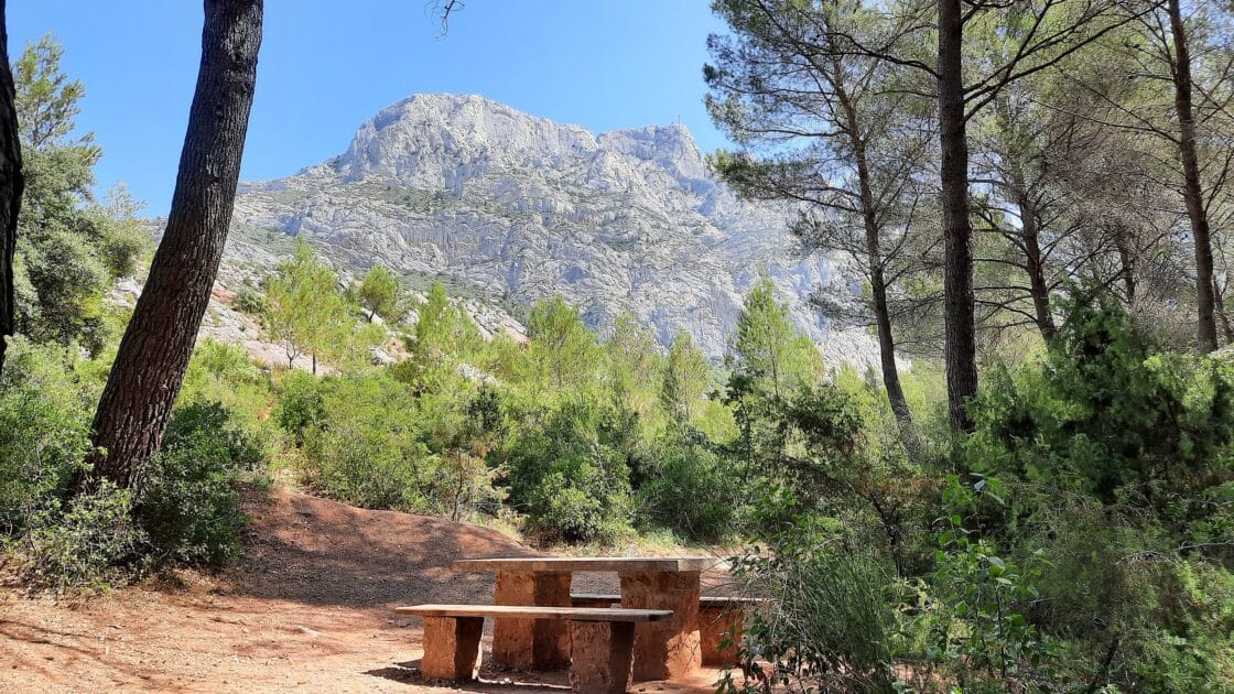 Cette montagne, muse des artistes et site naturel classé, vous offre une immersion entre légendes anciennes, art moderne et paysages à couper le souffle en Provence-Alpes-Côte d’Azur Montagne Sainte Victoire