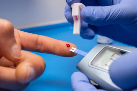 gros plan d un medecin avec des gants en caoutchouc prenant un test sanguin d un patient