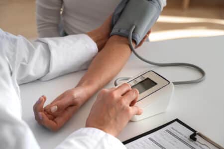 medecin a angle eleve utilisant un tensiometre