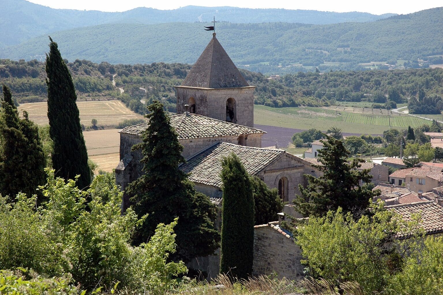Un coin parfois méconnu des Alpes-de-Haute-Provence offre un voyage unique entre vieilles pierres, champs de lavande et observation des étoiles saint mich Calips
