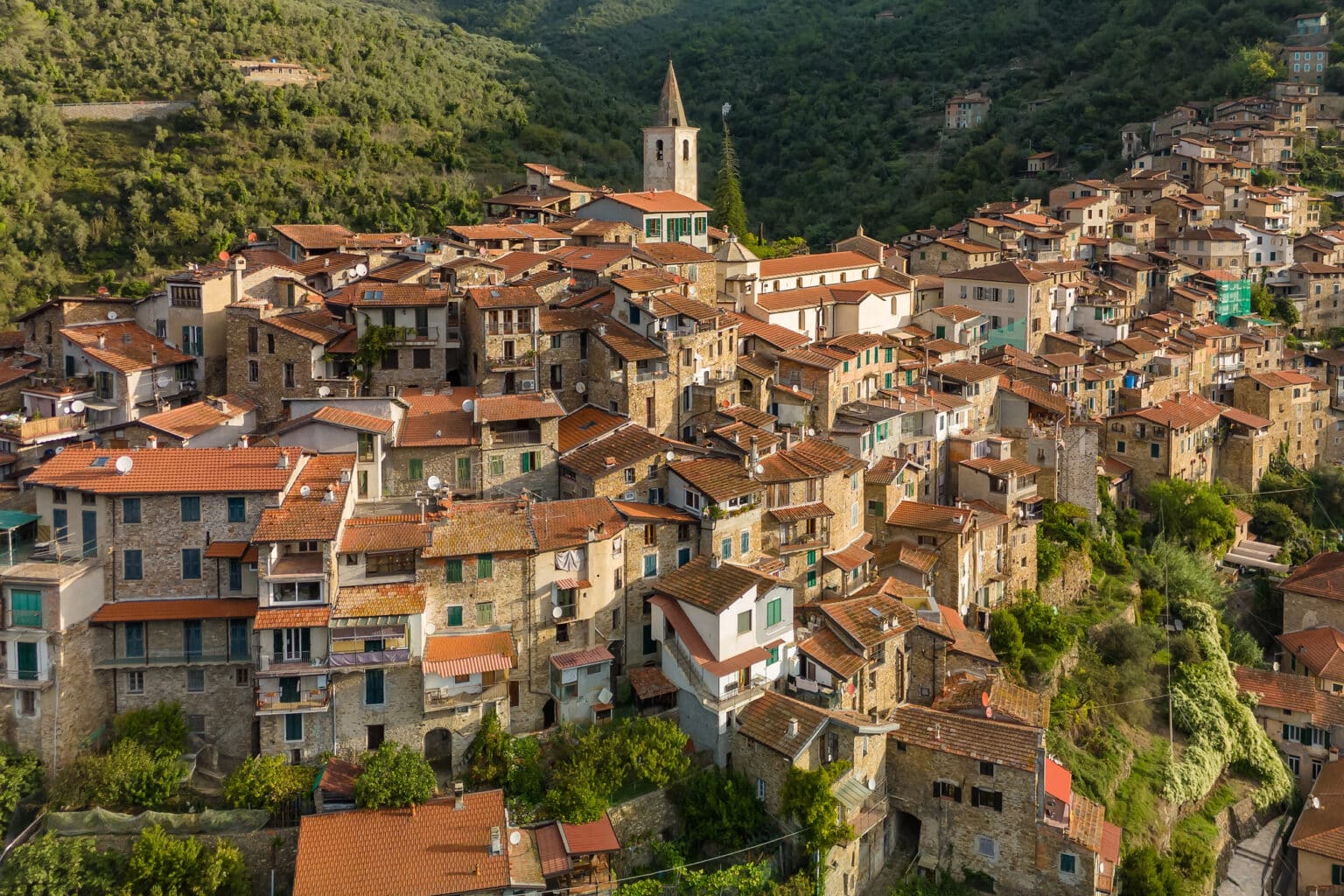 À 1h15 de Nice, ruelles, oliviers et restaurants panoramiques… Une escapade en Ligurie à ne pas manquer depuis Provence-Alpes-Côte d’Azur Apricale