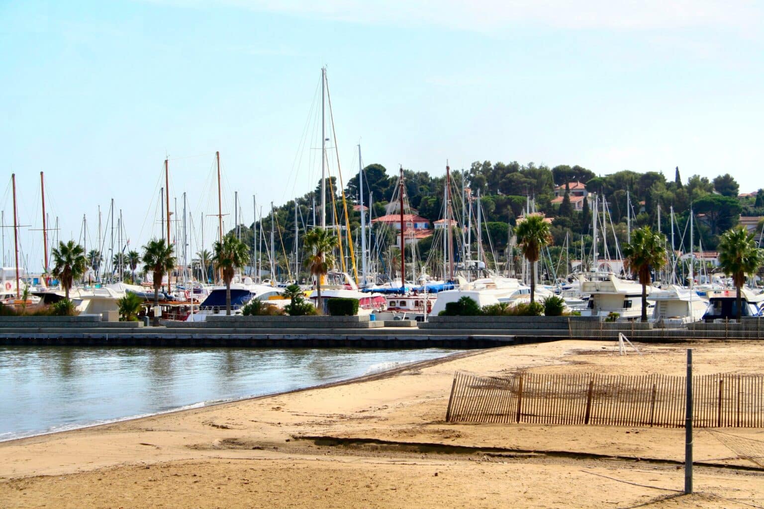Nichée entre Saint-Tropez et Le Lavandou, cette destination du Var allie calme, nature et art de vivre provençal sur la côte méditerranéenne Cavalaire sur Mer 2