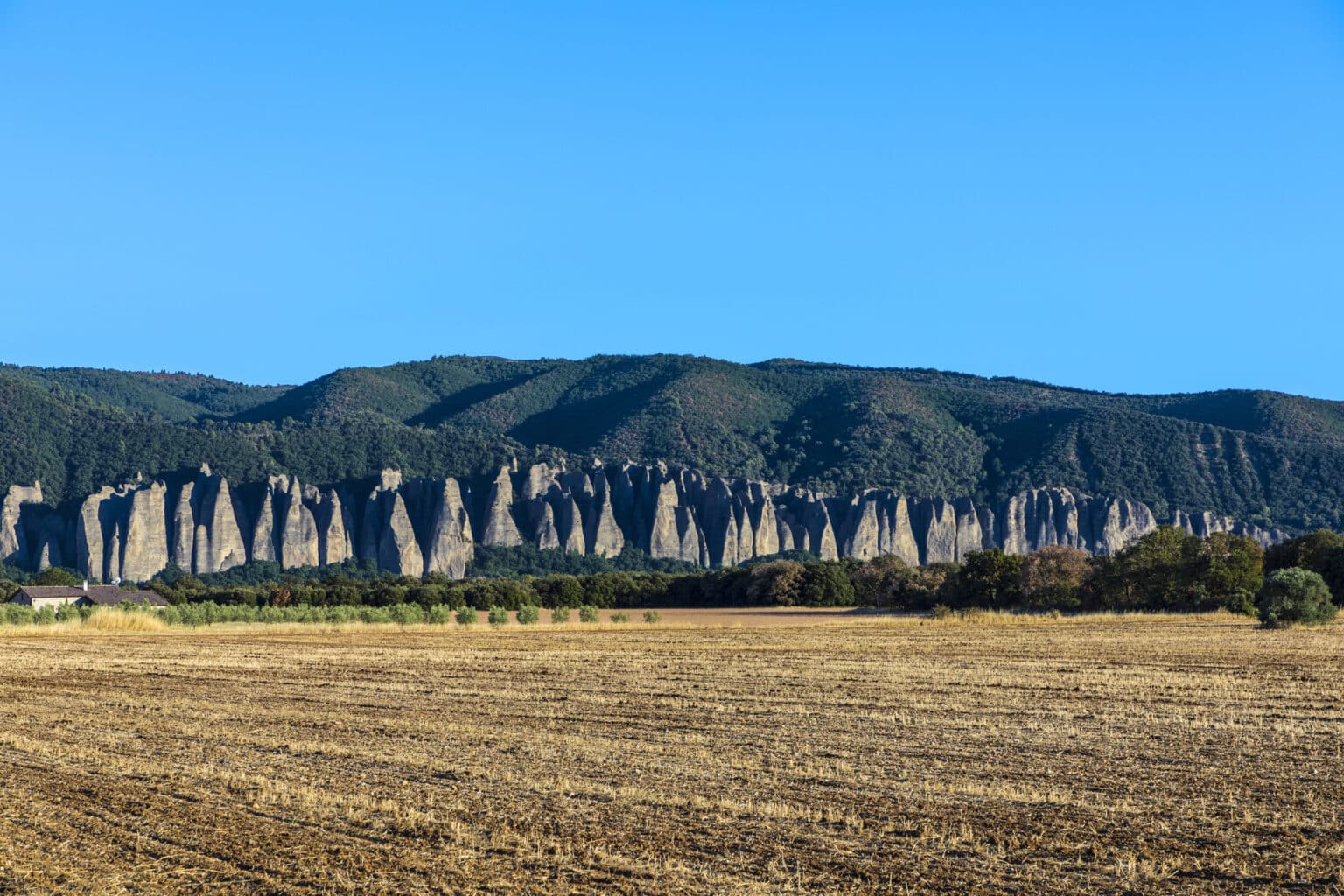 L’un des paysages les plus énigmatiques de la région PACA mêle géologie, croyances anciennes et vues imprenables sur la vallée penitents mees
