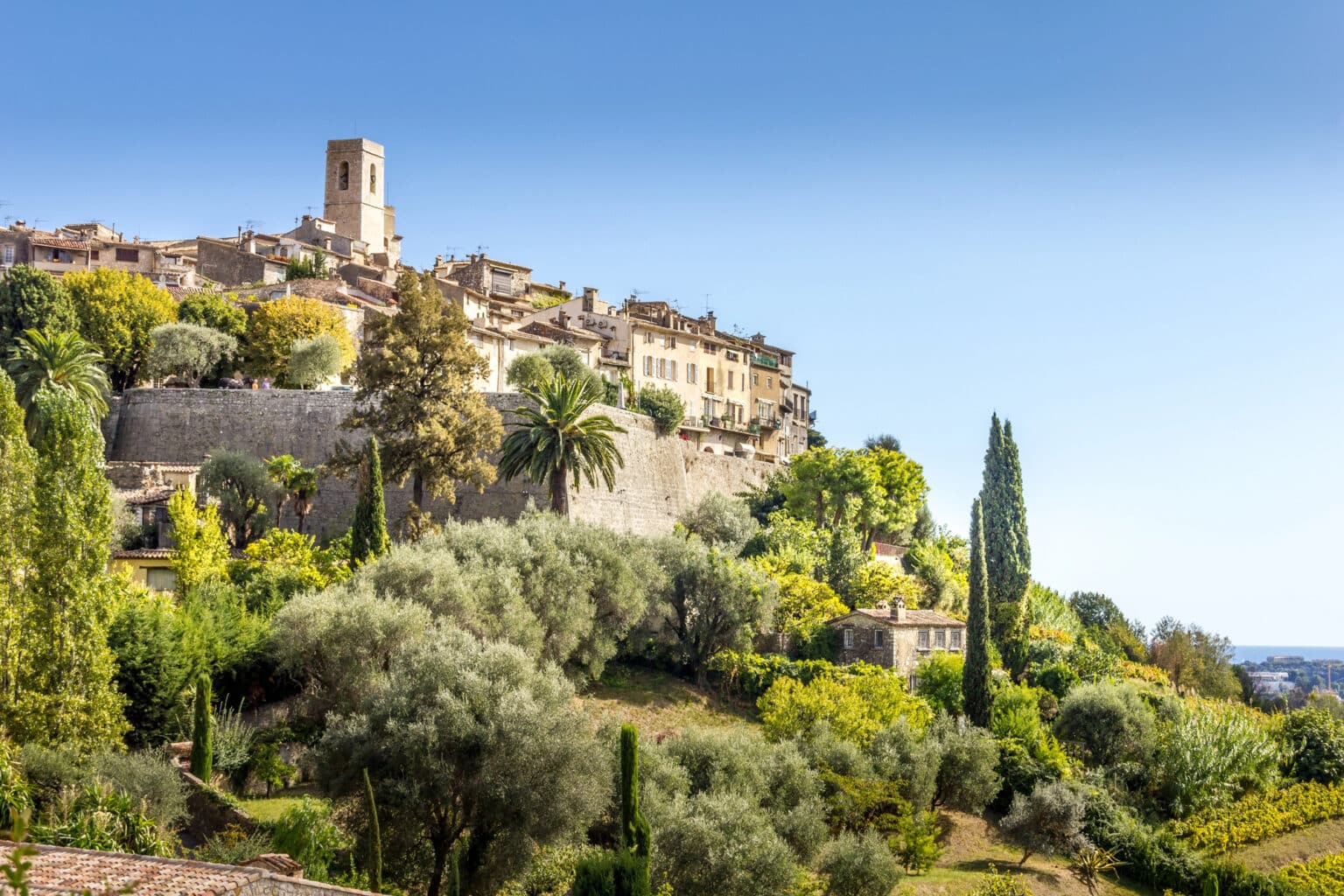 Alpes-Maritimes: les fortunes côtoient une large précarité, les environs de Nice seraient l’un des territoires « les plus inégalitaires de France » Saint Paul de Vence