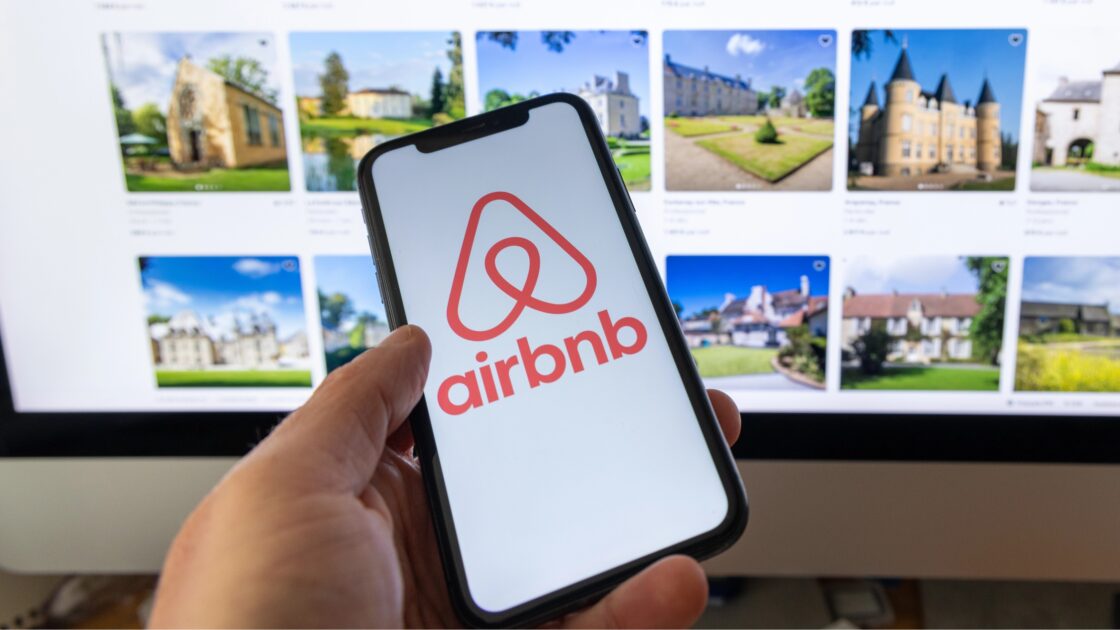 Attention aux fausses plateformes de location : des arnaques redoutables se multiplient avec des sites qui imitent Airbnb presque à la perfection pour piéger les vacanciers Airbnb