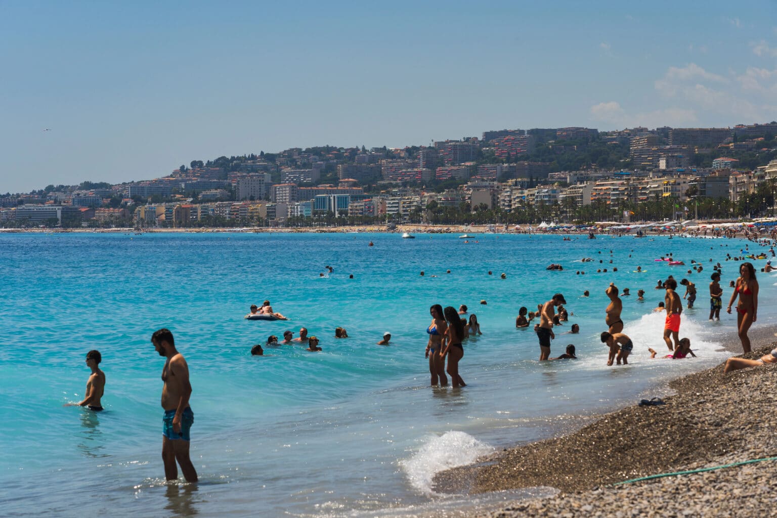 Sous 37°C ressentis ! Chaleur étouffante à Nice : chacun trouve refuge dans les musées, les ruelles et les grandes enseignes climatisées plage Nice canicule