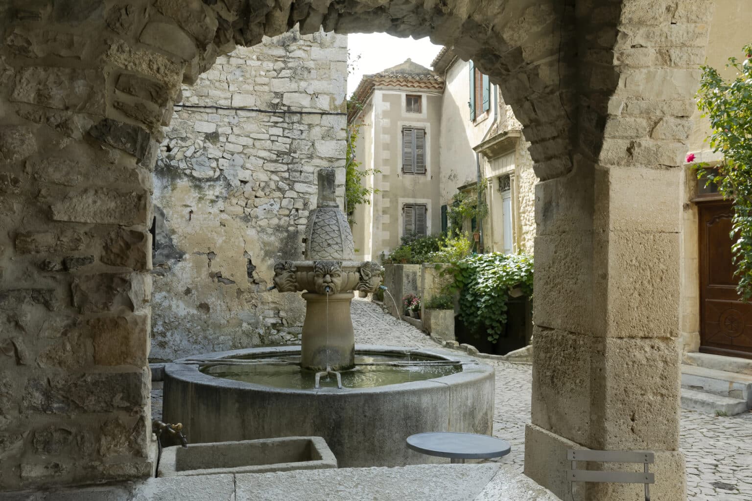 Entre ruelles en pierre, vignobles et cadrans solaires, ces deux villages du Sud sont parmi les plus beaux de France, selon une appli reconnue Seguret