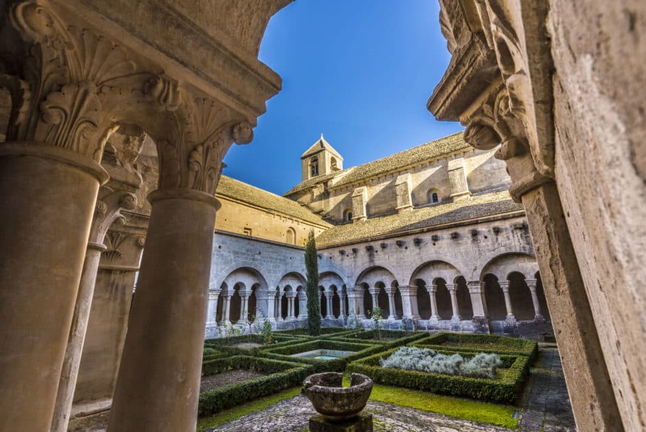L’un des lieux « les plus sublimes d’Europe » se trouve dans le Sud, en Provence : une abbaye nichée au cœur d’un cadre naturel exceptionnel gordes senanque