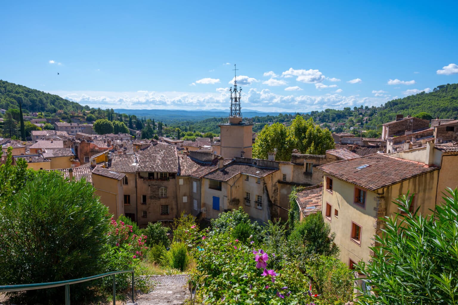 Ce village typique du Var, dominé par une immense falaise troglodyte, séduit par ses ruelles colorées, son sanctuaire marial et ses paysages de Provence Cotignac