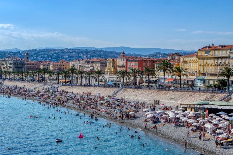 Très chaudes températures de l’eau près de Nice et Toulon : « la Méditerranée atteint vraiment des niveaux incroyables » littoral nice plage
