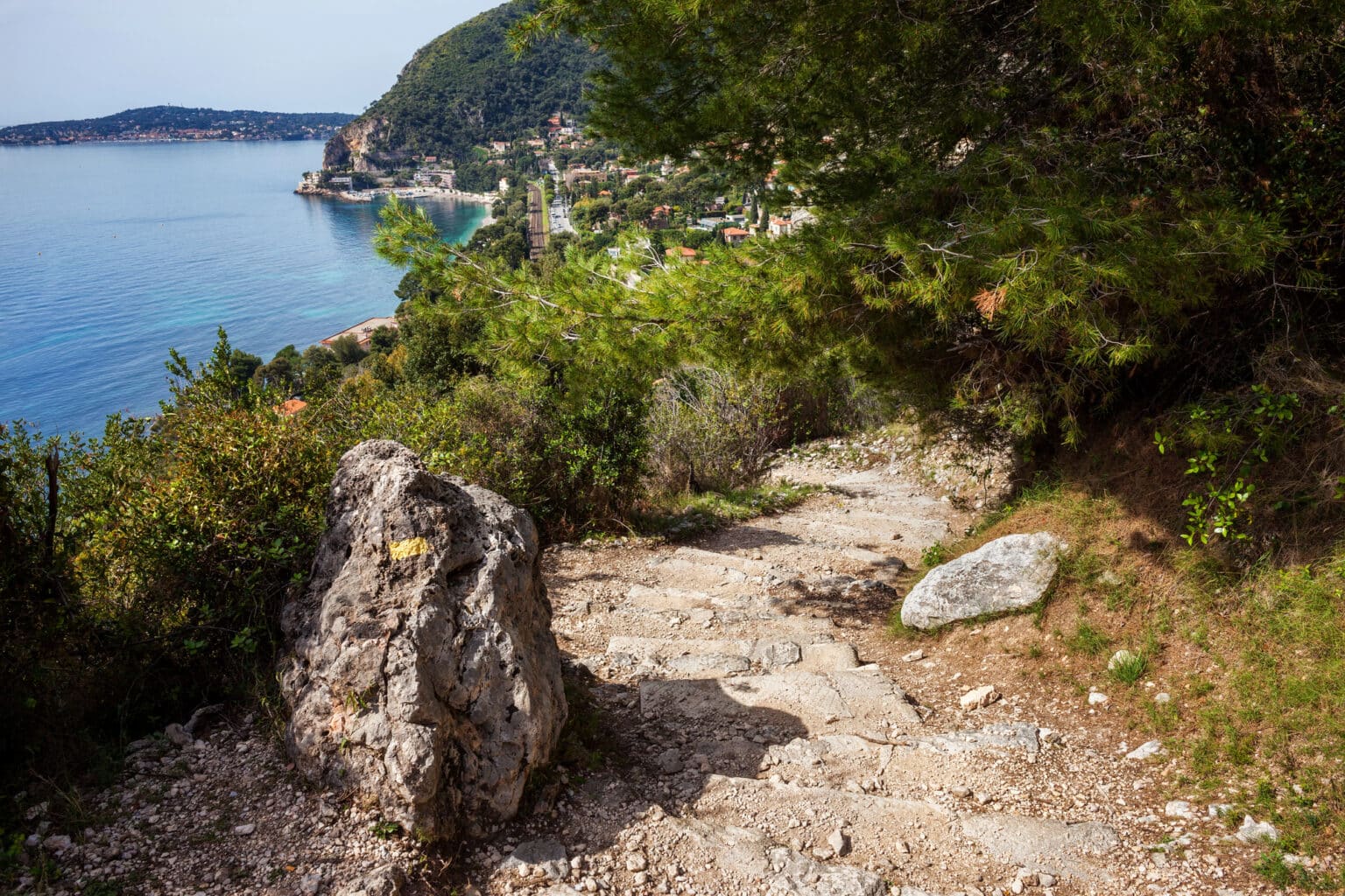 Le sentier côtier le plus spectaculaire des Alpes-Maritimes: une randonnée entre mer, montagne et patrimoine à découvrir absolument cet été sentier de Nietzsche