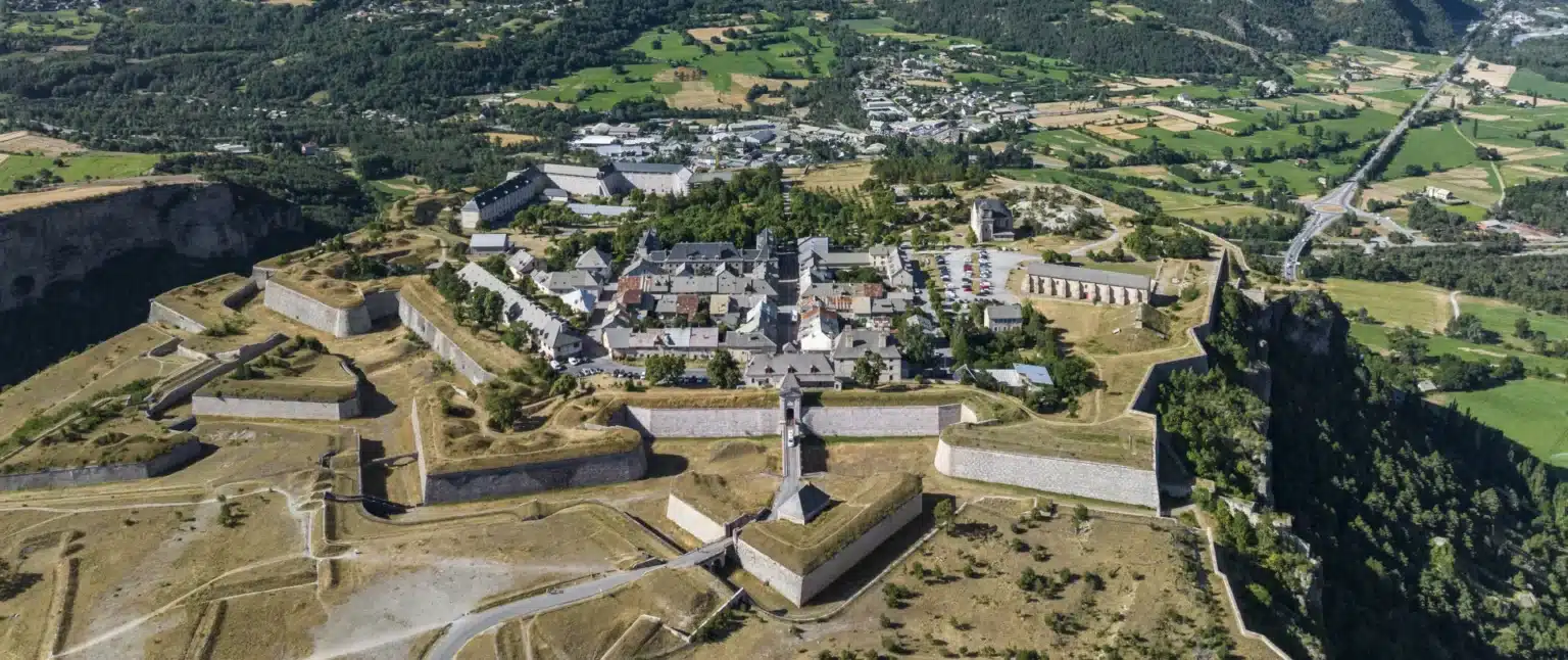 « Plus beaux villages de France »: une petite commune de Provence-Alpes-Côte d’Azur au patrimoine splendide rejoint le fameux label 4bd7468d5de4 125322 WACW23 0168 1920x807.webp