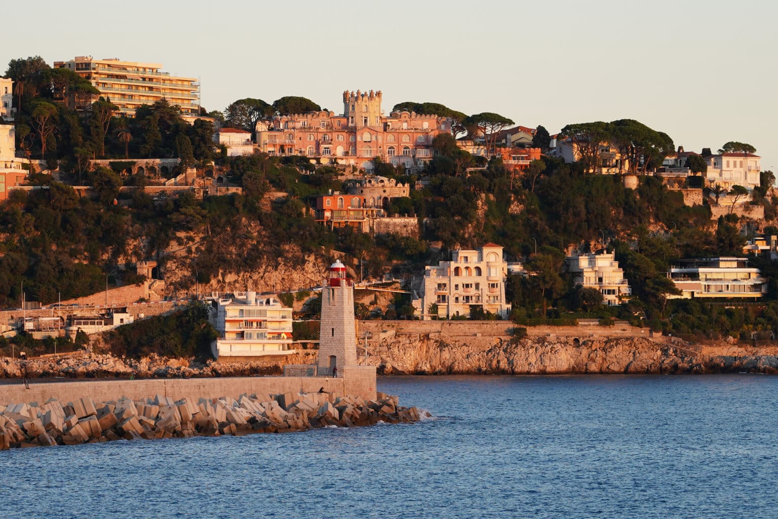 Nice : paradis des riches et ville où un tiers des habitants de moins de 30 ans sont pauvres, les affolants contrastes de la Côte d’Azur nice mont boron