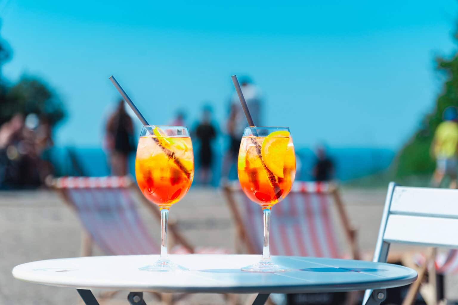 Restaurants boudés, météo capricieuse, budgets serrés… Pourquoi la Côte d’Azur et la montagne s’en tirent tout de même bien cet été 2025 aperol tourisme bar loisirs