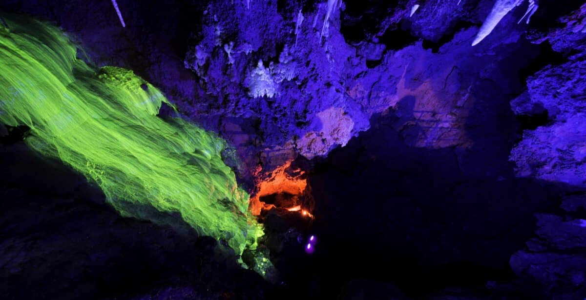 cascade fluorescente grotte saint cezaire 5 scaled 1