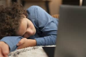 coup moyen adolescent triste victime de cyberintimidation
