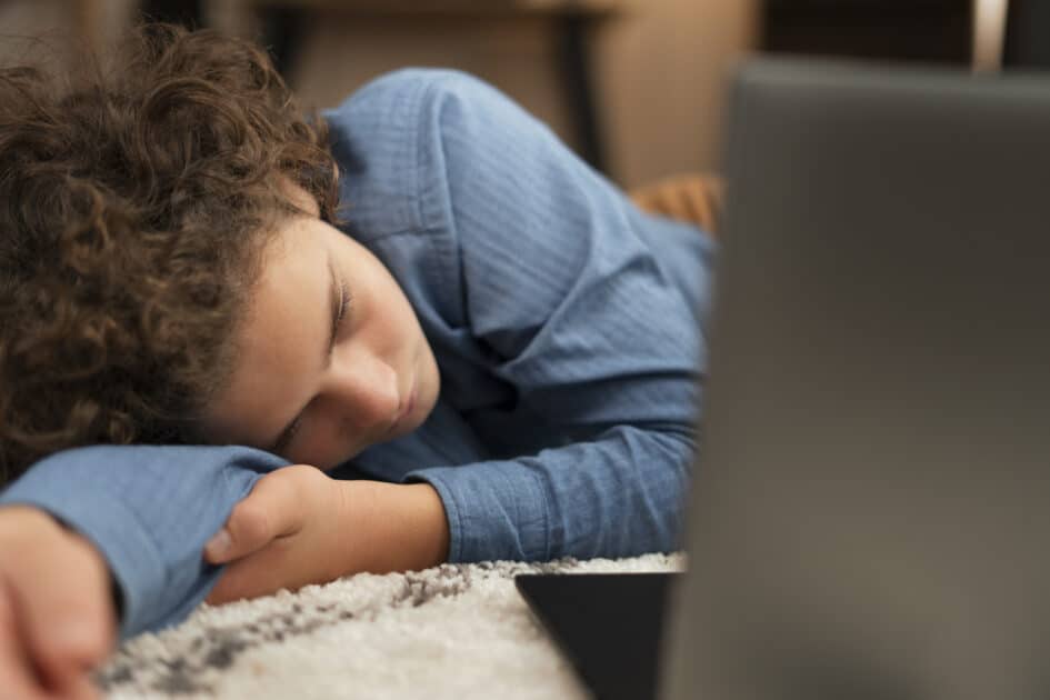 coup moyen adolescent triste victime de cyberintimidation