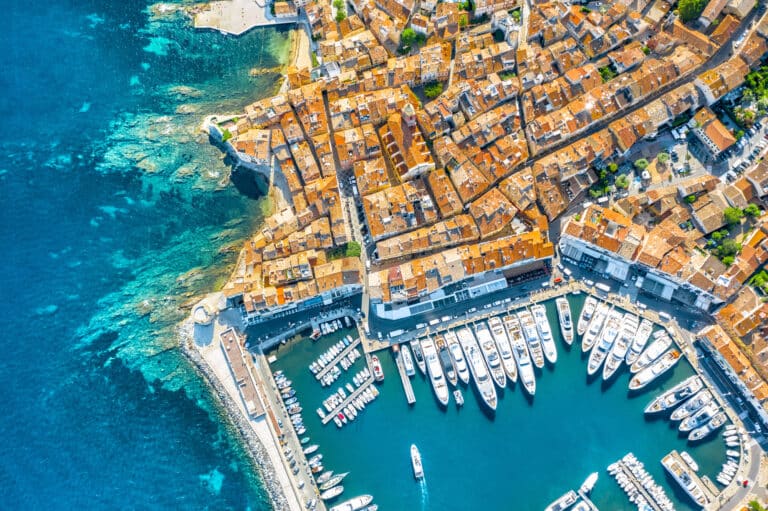 Côte d’Azur : Saint-Tropez reste-t-elle un repaire de millionnaires ? Plongée dans un marché immobilier où le luxe flirte avec la légende saint tropez dep