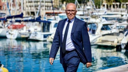 Portrait photo de Eric Ciotti maire de Nice depuis le Port Lympia en 2026