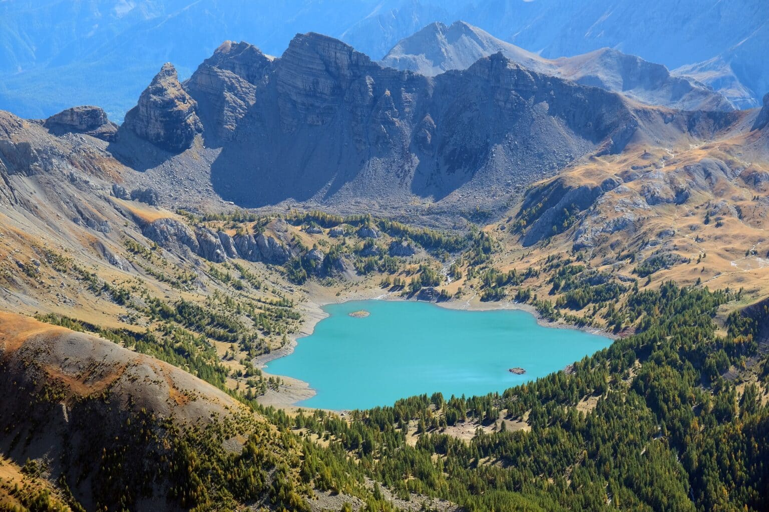 Bien-être et nature… Ce département du Sud se hisse premier de France et révèle l’art de vivre unique de Provence-Alpes-Côte d’Azur ! Kallerna Le lac dAllos Alpes